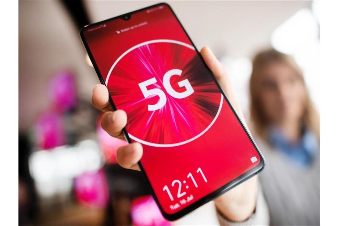 Vodafone wächst weiter - Keine Prognose wegen Corona Trotzdem blieb Vodafone nicht verschont von den Auswirkungen der Krise. So seien etwa die Umsätze im Roaming um rund 90 Prozent eingebrochen, weil Reisen kaum mehr möglich waren. Foto: Federico Gambarini/dpa