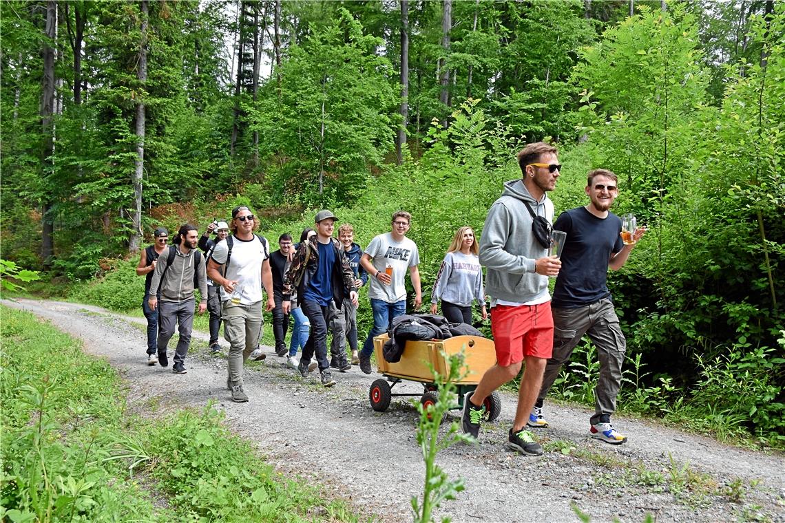 Trotzdem waren zahlreiche Gruppen  dem Weg zum Buch-Eich-Fest: Diese  Gruppe kom...