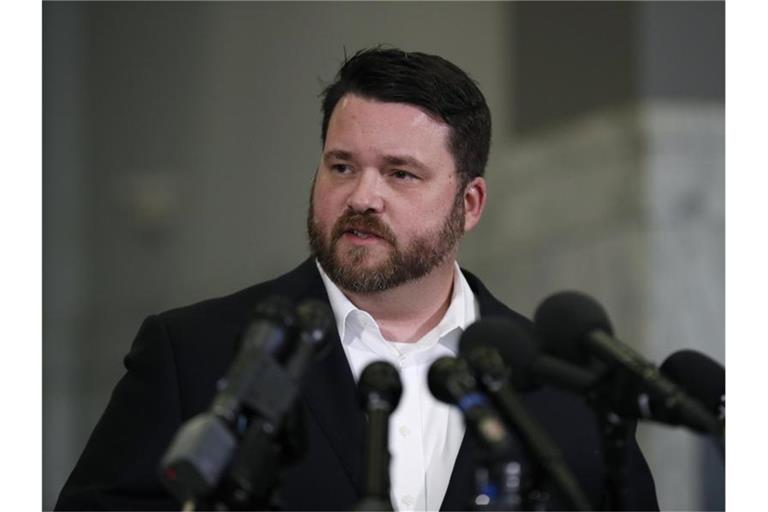 Troy Price spricht bei einer Pressekonferenz in Des Moines, Iowa. Der örtliche Parteivorsitzende der Demokraten ist zurückgetreten. Foto: Charlie Neibergall/AP/dpa