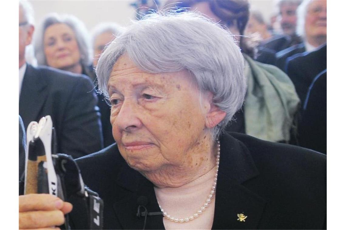 Zeitzeugin Trude Simonsohn ist tot Trude Simonsohn nimmt im November 2012 in der Frankfurter Paulskirche an einer Gedenkveranstaltung für die Opfer der Reichspogromnacht von 1938 teil. Foto: Andreas Arnold/dpa
