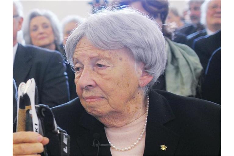 Trude Simonsohn nimmt im November 2012 in der Frankfurter Paulskirche an einer Gedenkveranstaltung für die Opfer der Reichspogromnacht von 1938 teil. Foto: Andreas Arnold/dpa