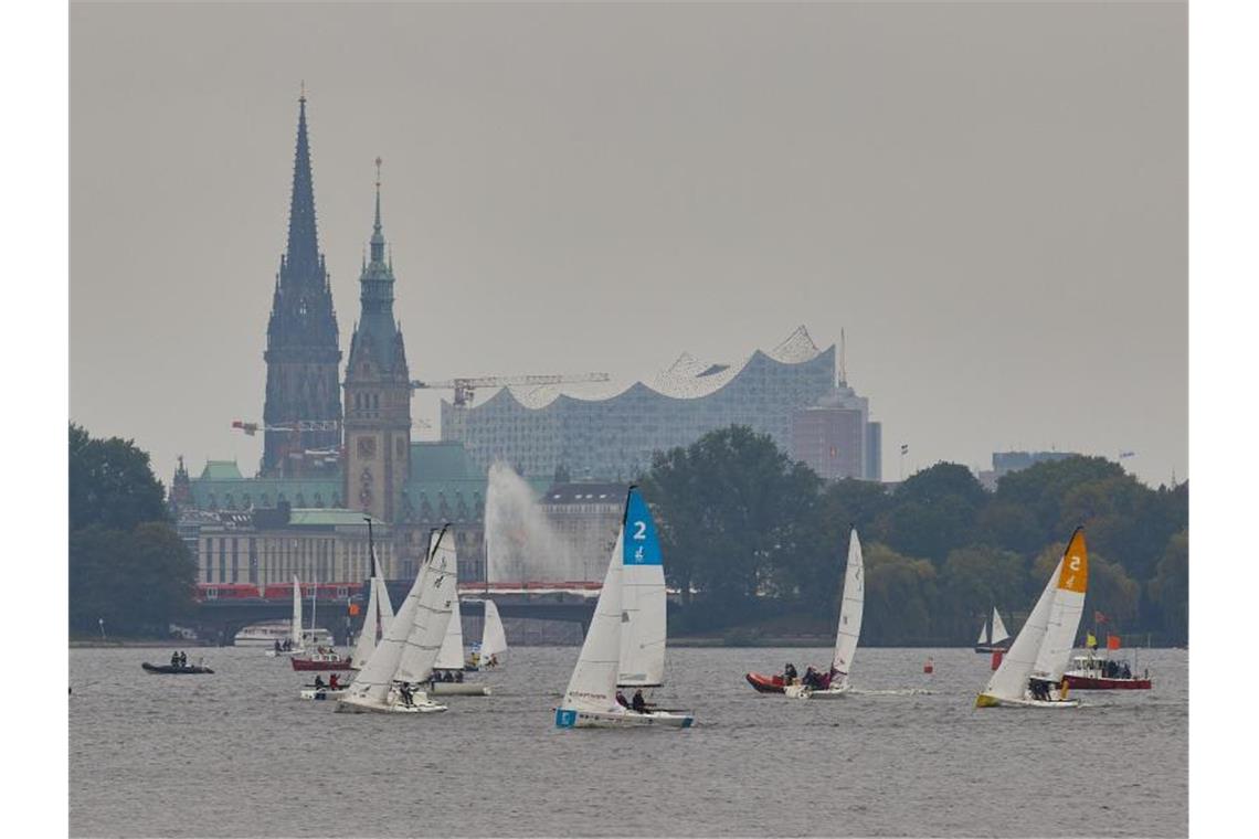 Trübe Aussicht: Segelboote fahren auf der Außenalster in Hamburg. Foto: Georg Wendt/dpa