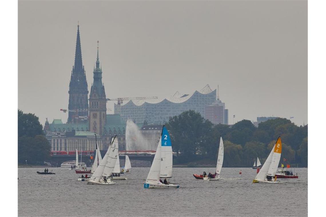Tiefdruckgebiet hat Deutschland weiter im Griff Trübe Aussicht: Segelboote fahren auf der Außenalster in Hamburg. Foto: Georg Wendt/dpa