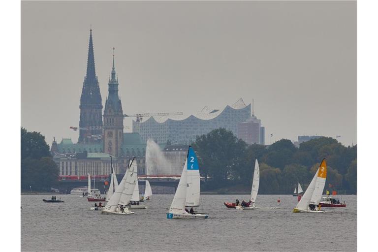 Trübe Aussicht: Segelboote fahren auf der Außenalster in Hamburg. Foto: Georg Wendt/dpa