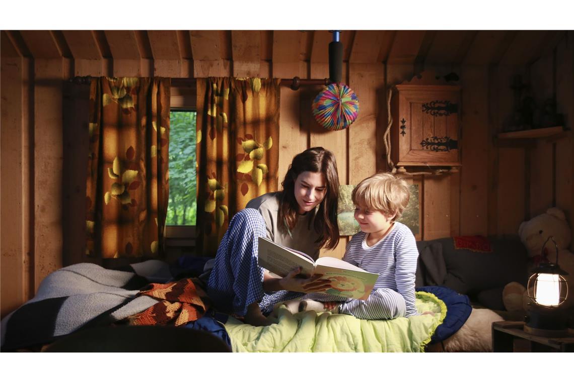 Trügerische Idylle: Eva Hütter (Nadine Dubois) versteckt sich mit ihrem Benjamin (Lio Vonnemann) in einem Haus im Wald.