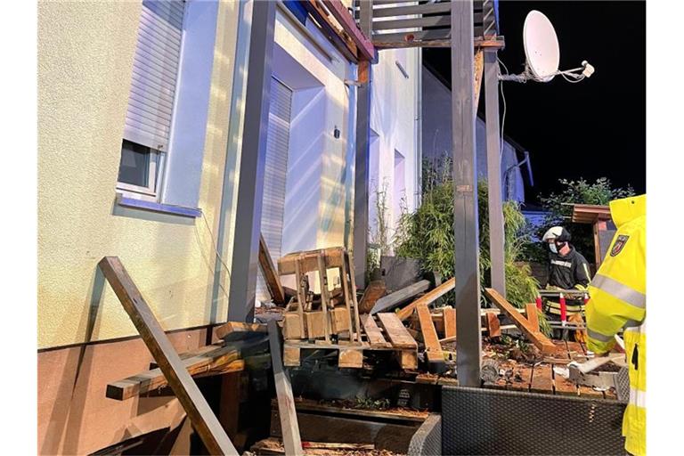 Trümmer des Balkons in Horn-Bad Meinberg. Foto: Freiwillige Feuerwehr/Horn-Bad Meinberg/dpa