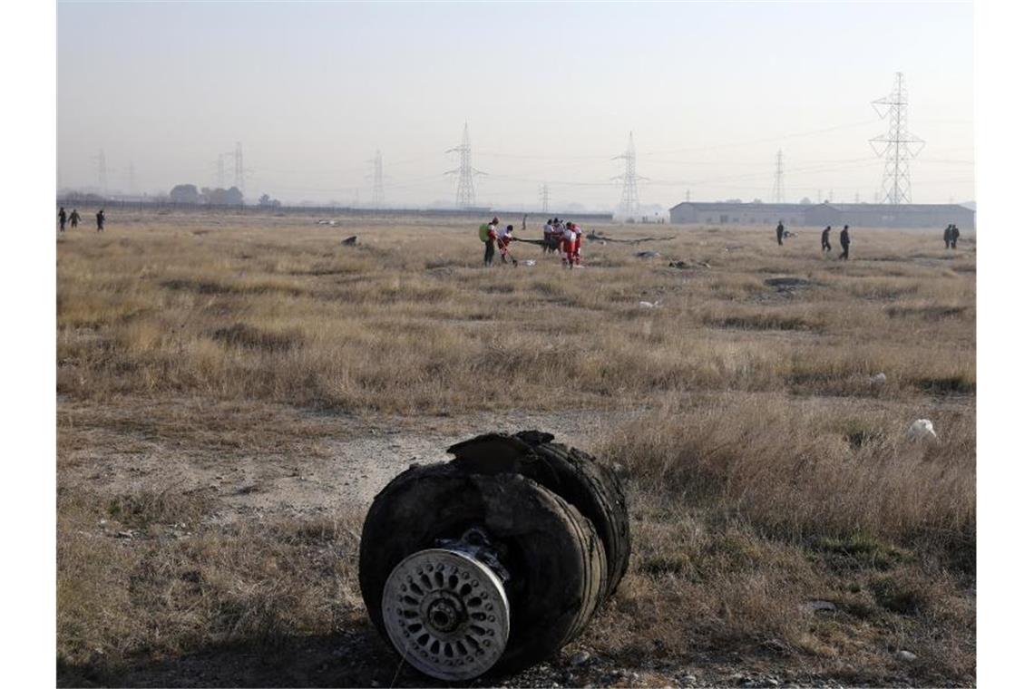 Über 170 Tote bei Flugzeugabsturz im Iran Trümmer des Flugzeugs liegen auf einem Feld südwestlich von Teheran. Foto: Ebrahim Noroozi/AP/dpa