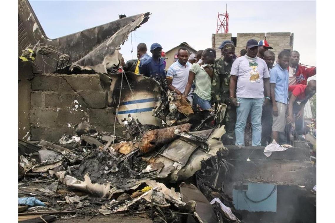 Flugzeug stürzt auf Haus: 25 Tote im Kongo