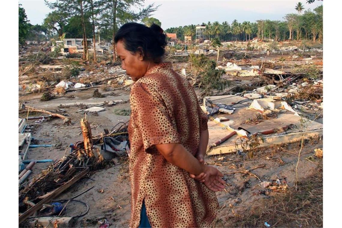 Trümmer des vom Tsunami zerstörten Nang Thong-Resorts am Strand von Khao Lak. Foto: epa Vinai Dithajohn/epa/dpa