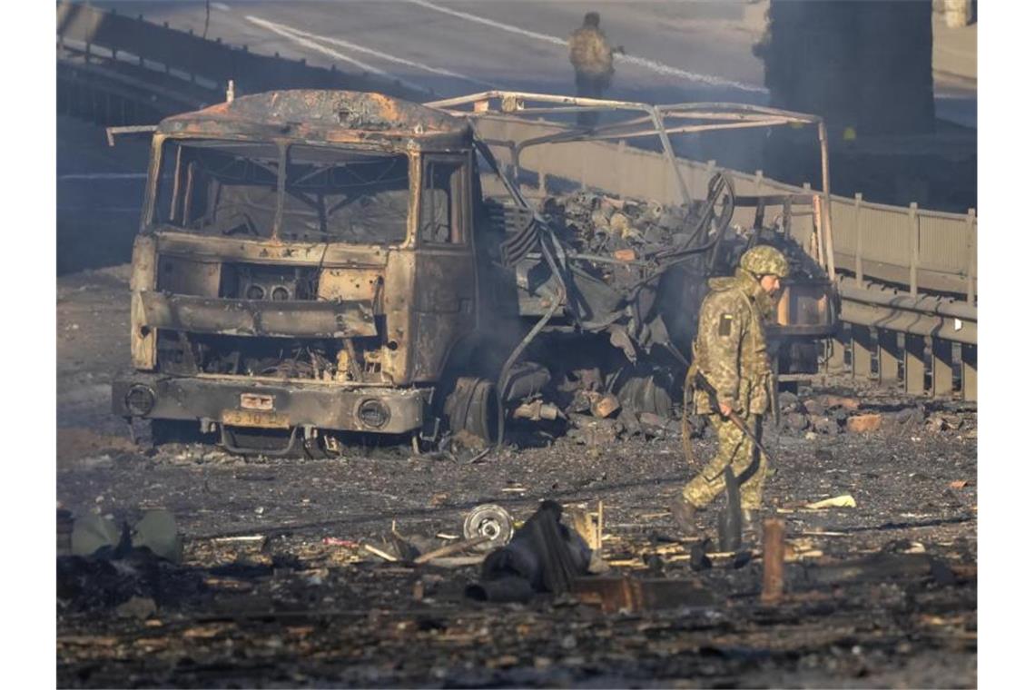 Trümmer eines ausgebrannten Militärlastwagens auf einer Straße in Kiew. Foto: Efrem Lukatsky/AP/dpa