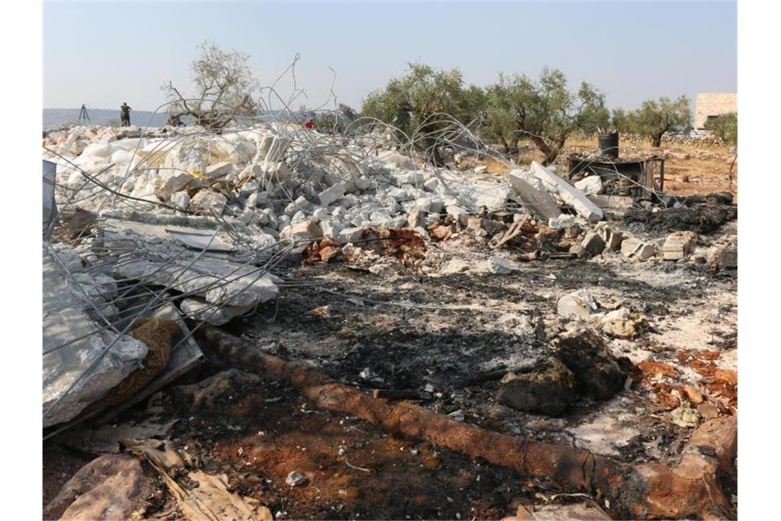 Trümmer eines Hauses liegen nach einem Angriff in Barischa. In dem Ort in Nordwestsyrien hat nach US-Angaben die Mission von Spezialkräften stattgefunden. Foto: Mustafa Dahnon/dpa