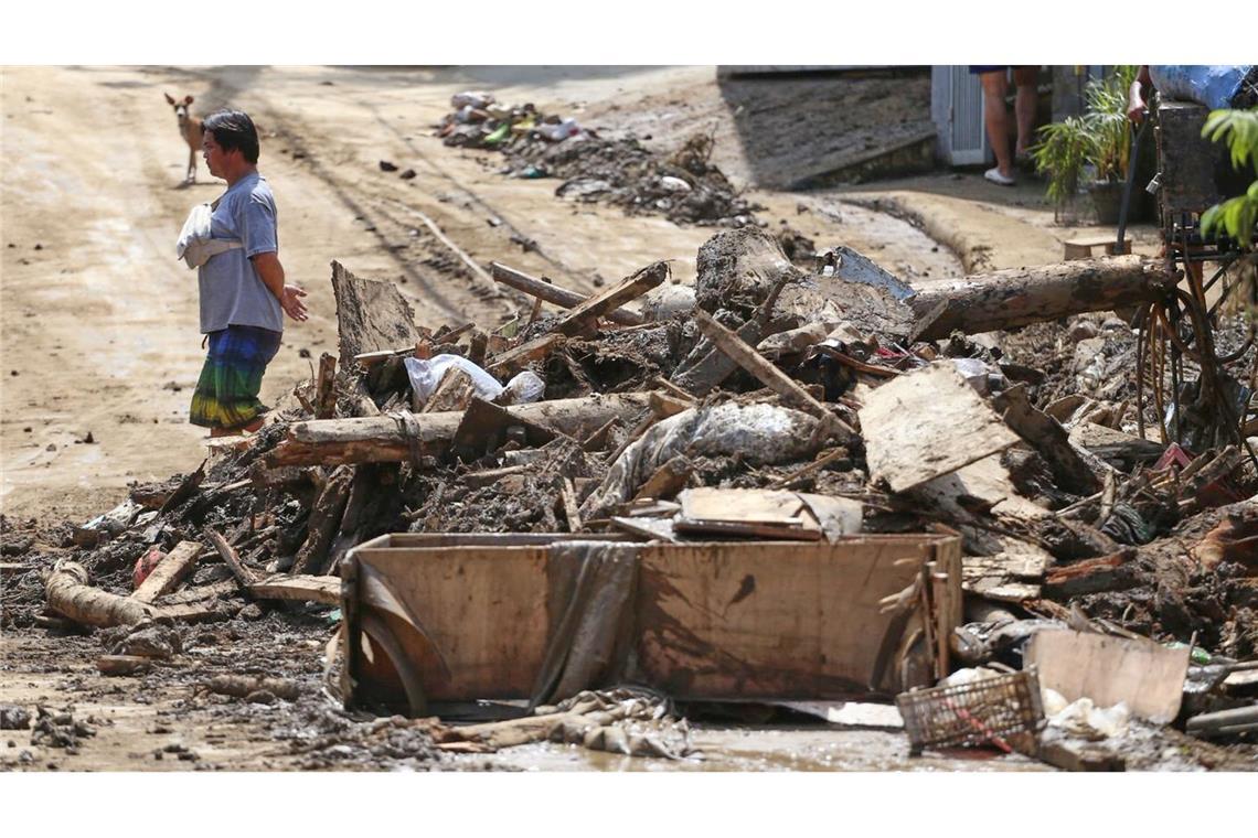 Trümmer entlang einer Straße auf den Philippinen.