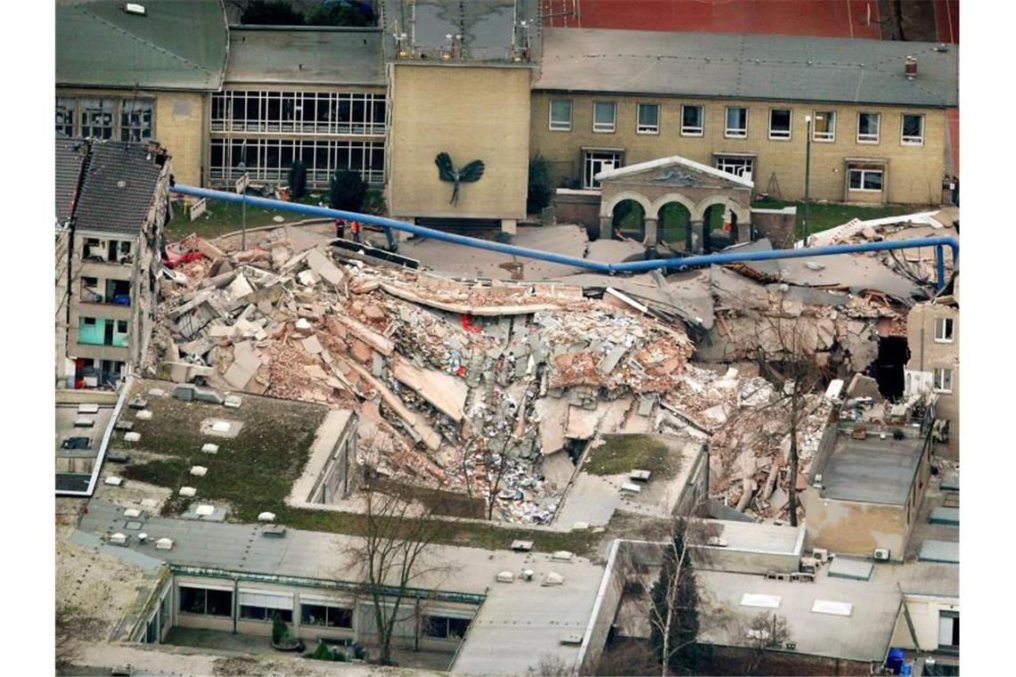 Trümmer liegen an der Stelle, an der sich zuvor das Kölner Stadtarchiv befand (2009). Foto: Oliver Berg/dpa