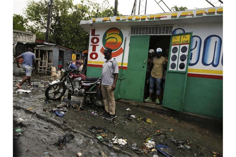 Trümmer liegen auf einer Straße, verursacht durch eine Wasserflut, die durch starke Regenfälle über Port-au-Prince, Haiti, zwei Tage nachdem der haitianische Präsident Jovenel Moise in seinem Haus ermordet wurde. Foto: Fernando Llano/AP/dpa