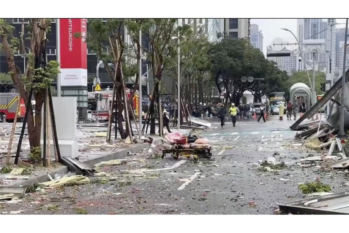 Explosion in Kaufhaus – vier Menschen getötet Trümmer sind nach einer Explosion im Kaufhaus Shin Kong Mitsukoshi in Taiwan über die Straßen verstreut.