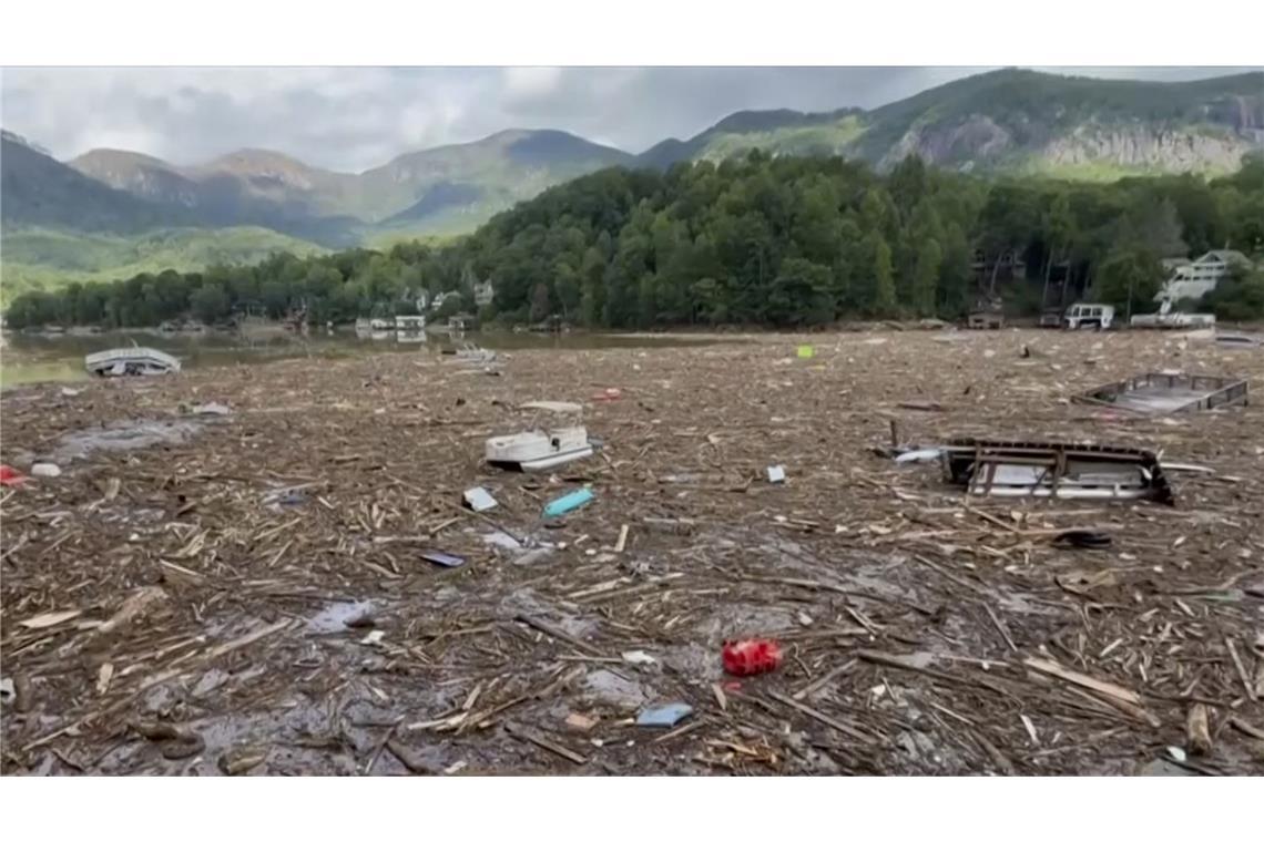 Warum Wirbelstürme viel mehr Tote verursachen als bisher angenommen Trümmer und viel Holz treiben in dem von Hurrikan Helene verursachten Hochwasser in Rutherford County, North Carolina.
