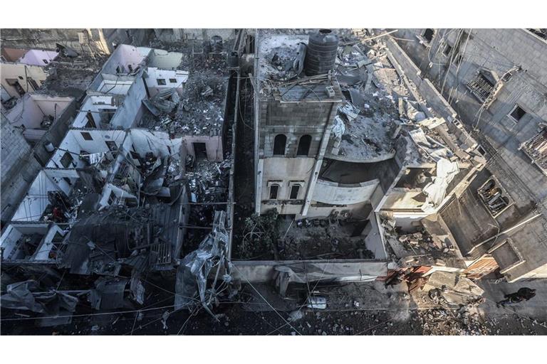 Trümmer und zerstörte Gebäude in Chan Junis nach einem israelischen Luftangriff.