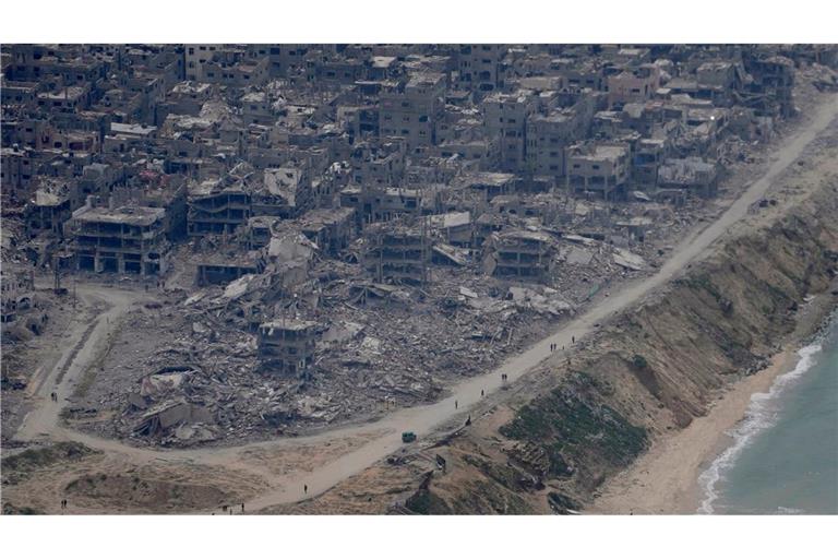 Trümmer wo früher Häuser waren. Blick auf Gaza-Stadt aus einem Flugzeug der US-Luftwaffe. (Symbolbild)