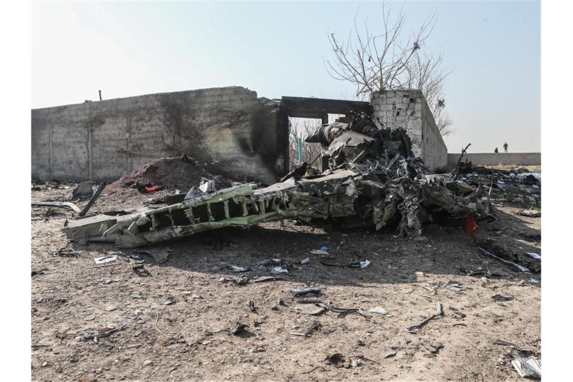 Über 170 Tote bei Flugzeugabsturz im Iran Trümmerteile am Absturzort: Erst am Montag hatte das Flugzeug eine reguläre technische Überprüfung ohne Probleme absolviert. Foto: Mahmoud Hosseini/dpa