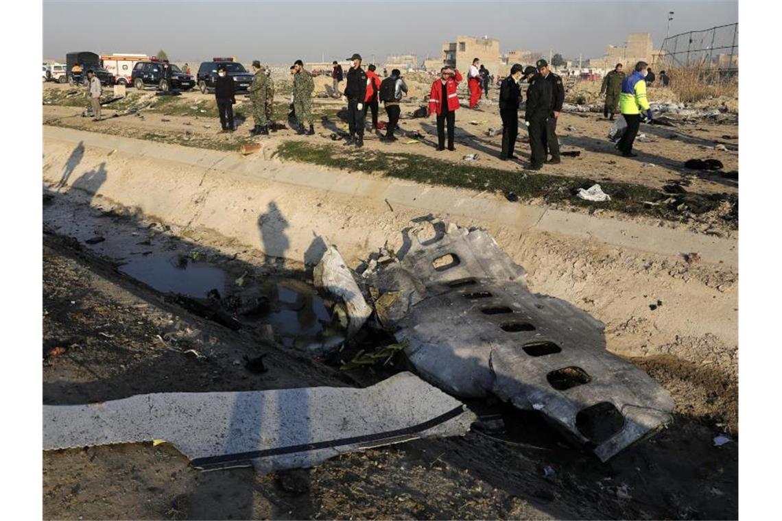 Berichte: Ukrainisches Flugzeug von zwei Raketen getroffen Trümmerteile der ukrainischen Passagiermaschine liegen am Absturzort bei Teheran. Foto: Ebrahim Noroozi/AP/dpa