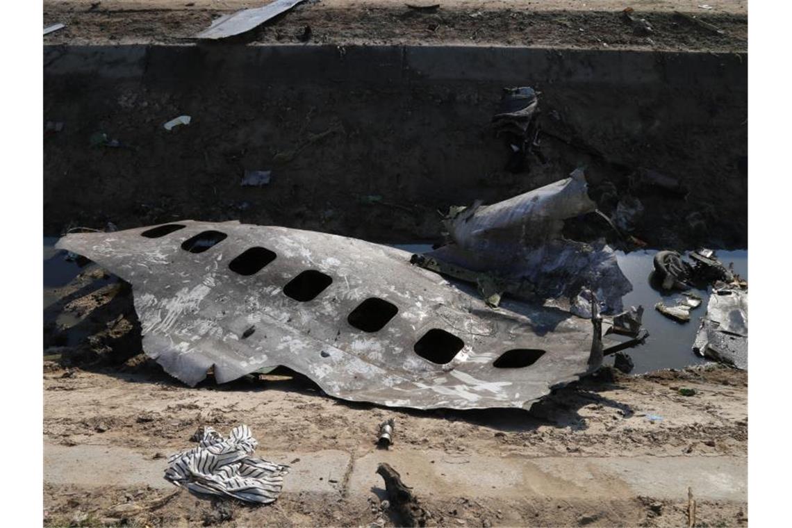 Trümmerteile der ukrainischen Passagiermaschine liegen am Absturzort. Das Flugzeug wurde von einer iranischen Flugabwehrrakete getroffen. Foto: Rouzbeh Fouladi/ZUMA Wire/dpa