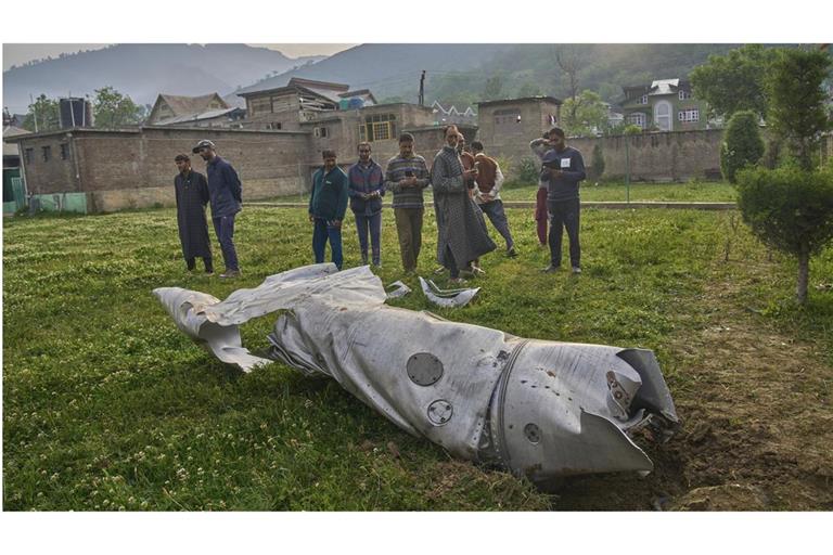 Trümmerteile, die wie Teile eines Flugzeugs aussehen, liegen hinter einem Haus in Pampore im Bezirk Pulwama im indisch kontrollierten Kaschmir.