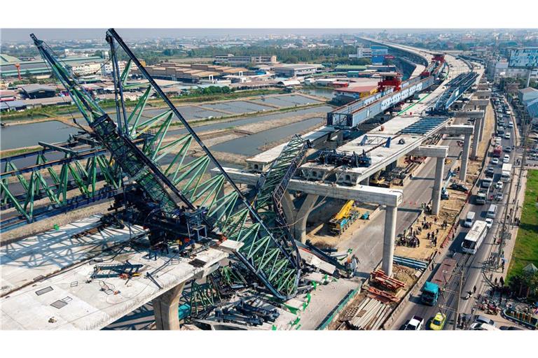 Trümmerteile eines Baukrans liegen auf der Schnellstraße Rama 2 Road in der thailändischen Provinz Samut Sakhon.