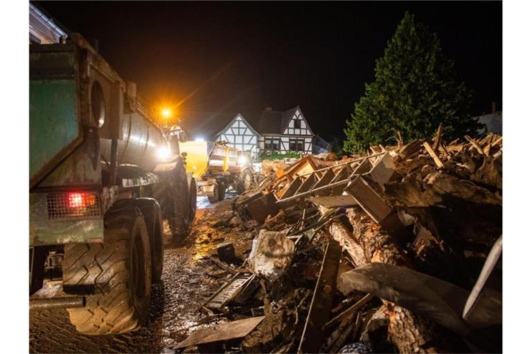Trümmerteile häufen sich und die Zahl der Todesopfer steigt immer weiter. Foto: Lino Mirgeler/dpa