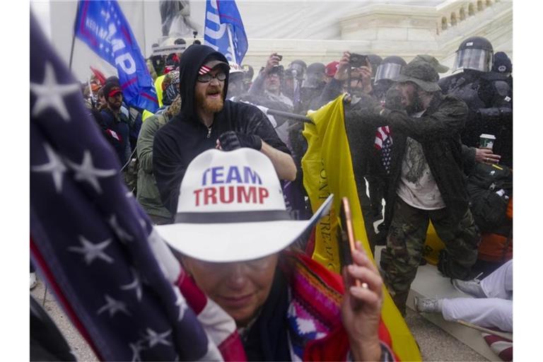 Trump-Anhänger versuchen am 6. Januar am Kapitol durch eine Polizeiabsperrung zu brechen. Foto: John Minchillo/AP/dpa