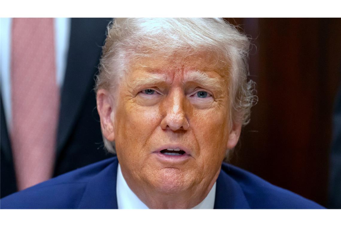 Trump spricht von "Genozid" an weißen Bauern in Südafrika Trump bedient sich bei dem Thema einer Theorie aus rechtsextremen Kreisen.
