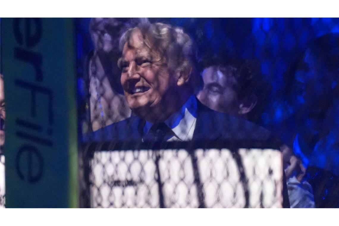 Trump betrachtet das Event aus nächster Nähe.