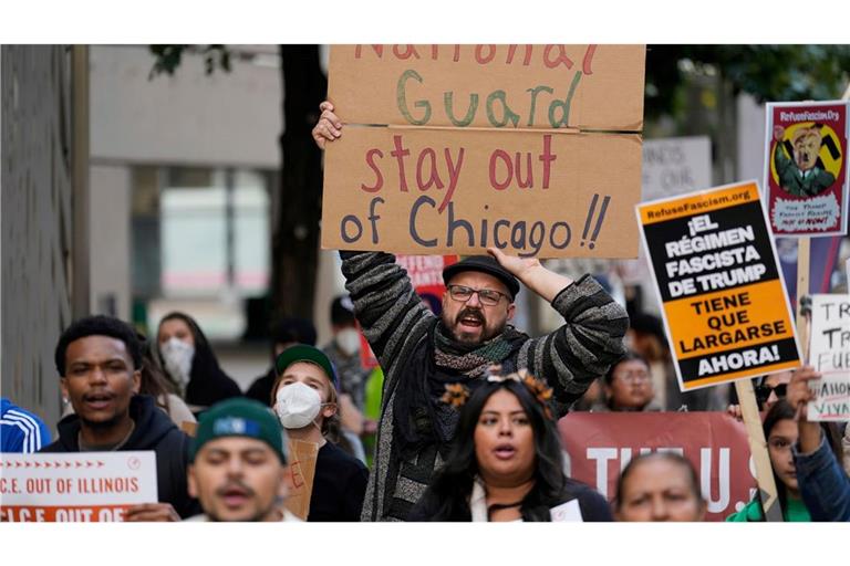 Trump demonstriert seine Macht - und in Chicago kocht die Stimmung hoch.
