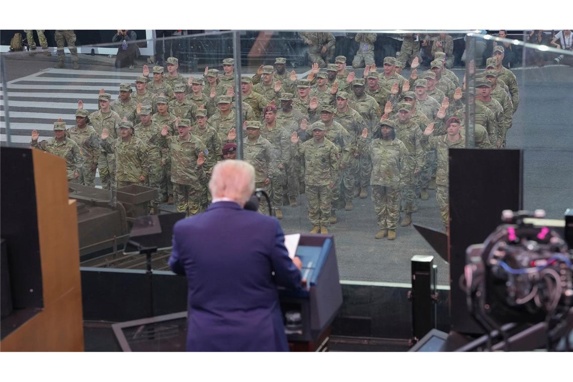 Trump bekommt Militärparade - und Massenproteste Trump findet, es sei an der Zeit, dass Amerika seine Siege feiert.