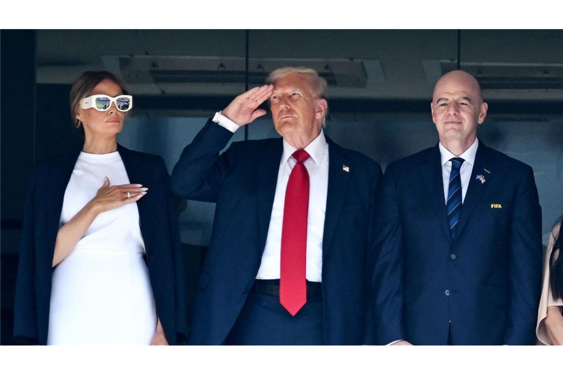 Trump irritiert Chelseas Champions auf dem Siegerpodest Trump. First Lady Melania und FIFA-Präsident Gianni Infantino beim Abspielen der amerikanischen Nationalhymne vor dem Anpfiff.