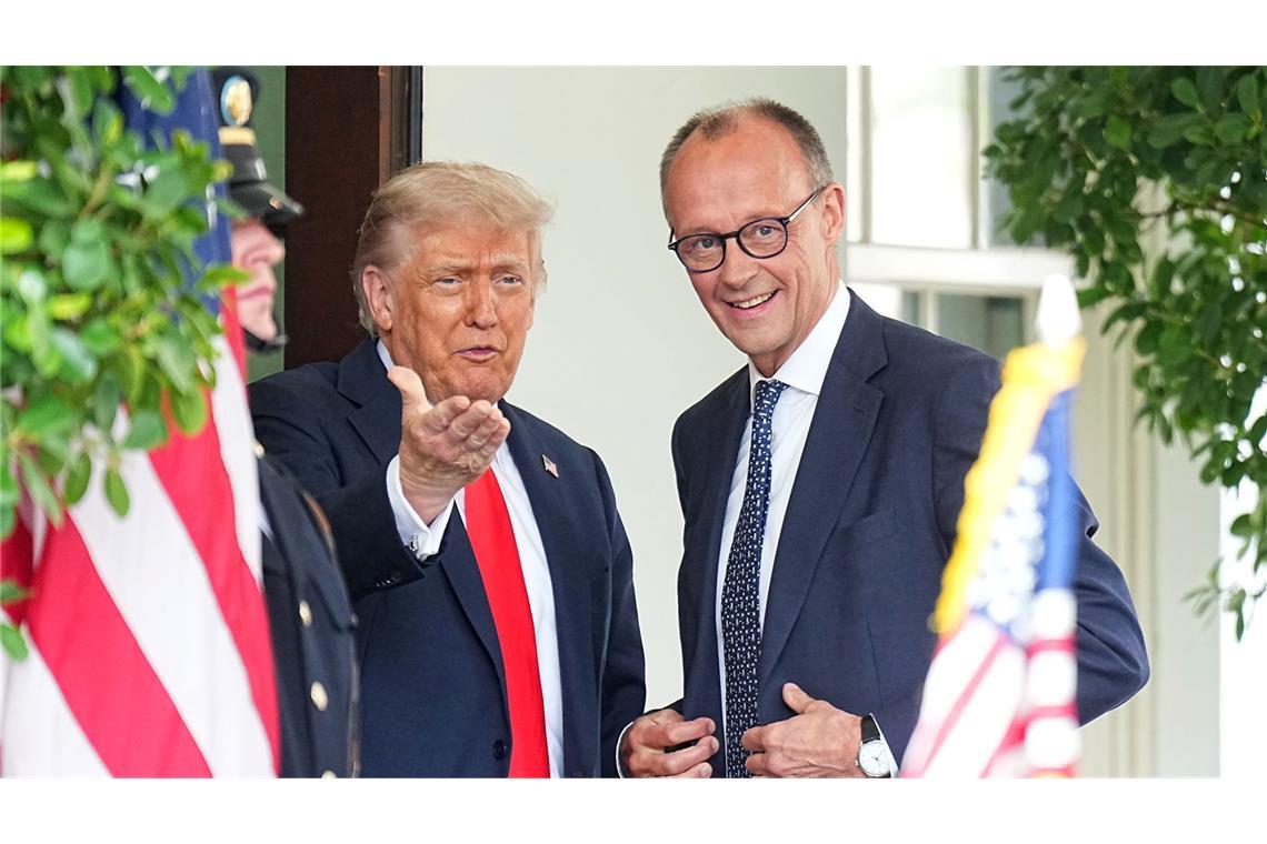 Ein zahmer Trump schmeichelt Merz im Oval Office Trump gab sich bei der Begegnung betont freundlich, machte Merz Komplimente für sein gutes Englisch und klammerte mögliche strittige Themen weitgehend aus.