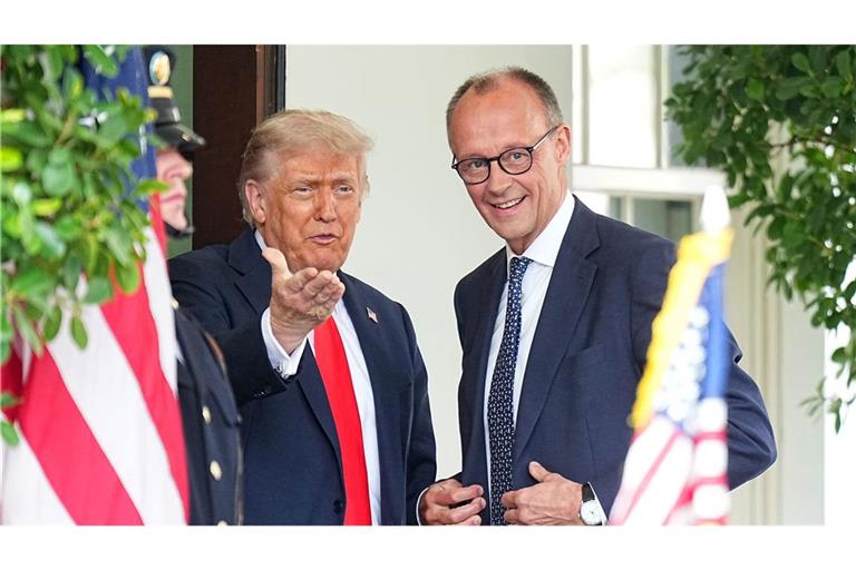 Trump gab sich bei der Begegnung betont freundlich, machte Merz Komplimente für sein gutes Englisch und klammerte mögliche strittige Themen weitgehend aus.
