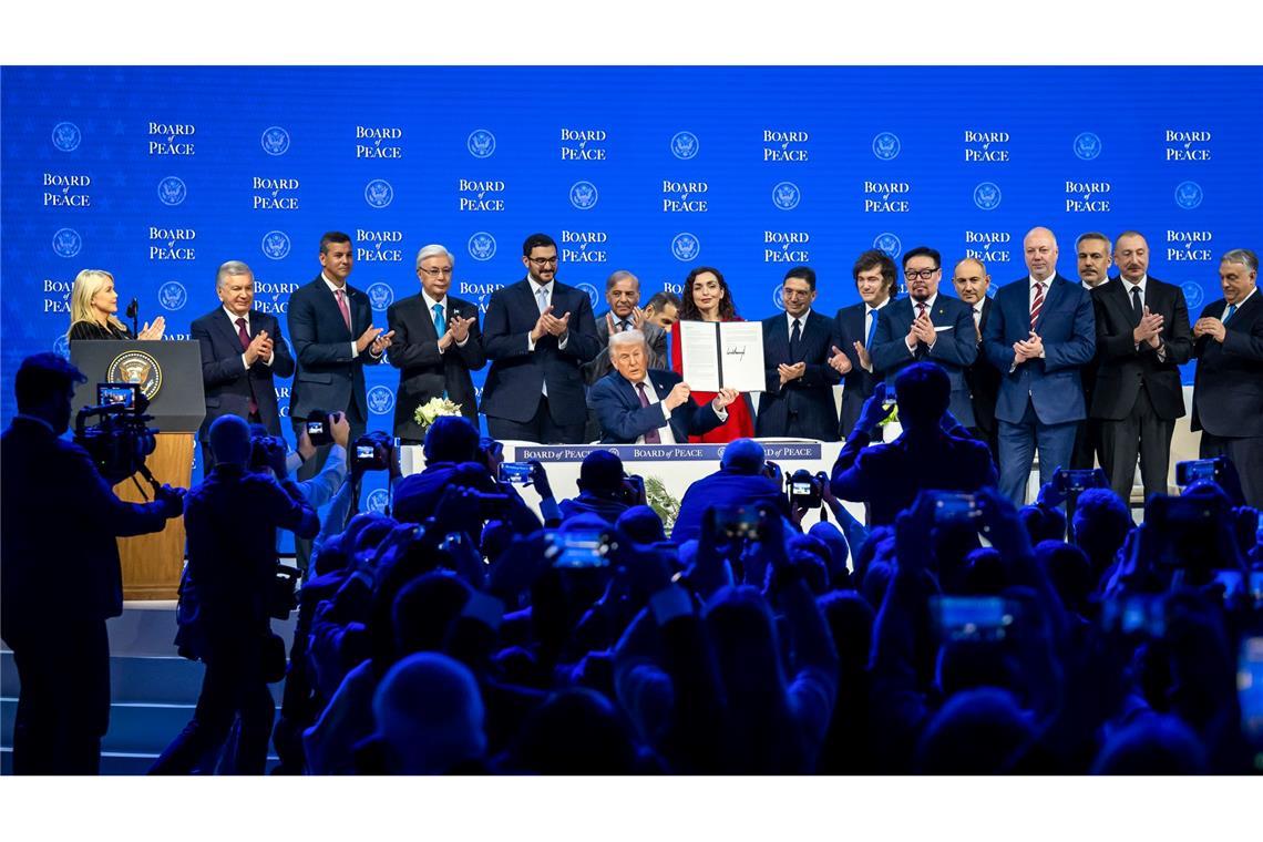 Trump gründet "Friedensrat": US-Präsident Trump (M) hält die unterzeichnete Gründungsurkunde zum "Board of Peace" beim Weltwirtschaftsforum in Davos.