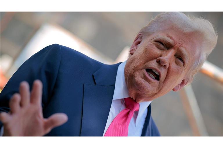 Trump habe ein Dekret unterschrieben, das den Zollsatz für viele indische Produkte auf 50 Prozent verdoppele.