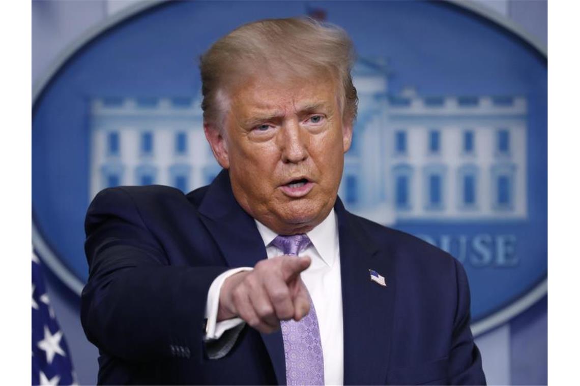 Heftige Kritik an Trump wegen Drucks bei Corona-Impfung Trump hatte auf Twitter behauptet, bei der FDA erschwerten ihm feindlich gesinnte Beamte die Entwicklung von Corona-Medikamenten und Impfstoffen, damit es vor der Wahl am 3. November keine Erfolgsmeldung geben könne. Foto: Andrew Harnik/AP/dpa