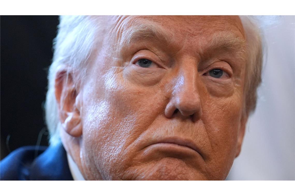 Trump hatte erst nach langem Druck ein Gesetz unterschrieben, das vorsieht, dass das Justizministerium Ermittlungsakten zu dem Fall freigeben muss.