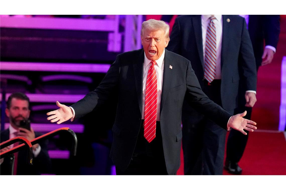 "Fast wie Gott" - Trump lässt sich vor Vereidigung feiern Trump heizte seinen Anhängern ein - unter anderem mit dem Versprechen einer groß angelegten Abschiebeaktion.