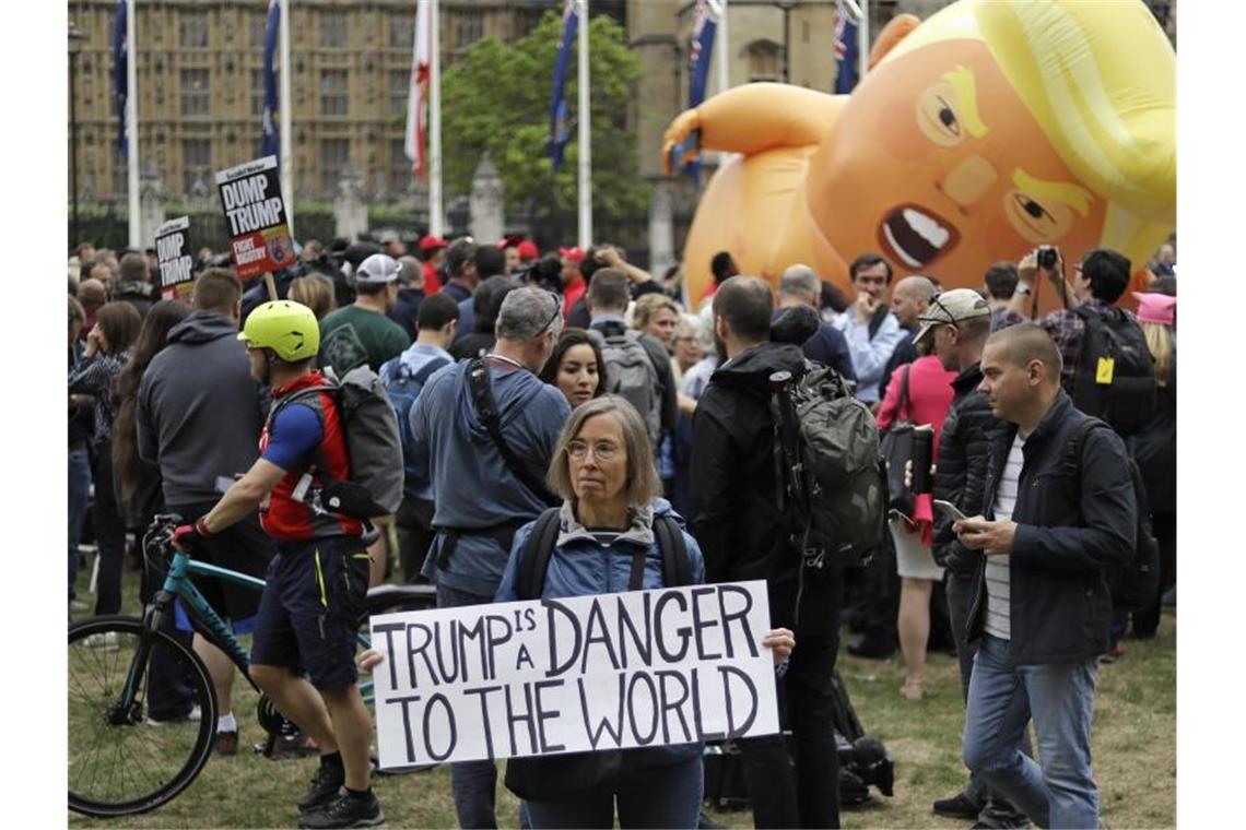 Trump verspricht Briten „phänomenales“ Handelsabkommen „Trump ist eine Gefahr für die Welt“ meint diese Demonstrantion in Londons Zentrum. Foto: Matt Dunham/AP