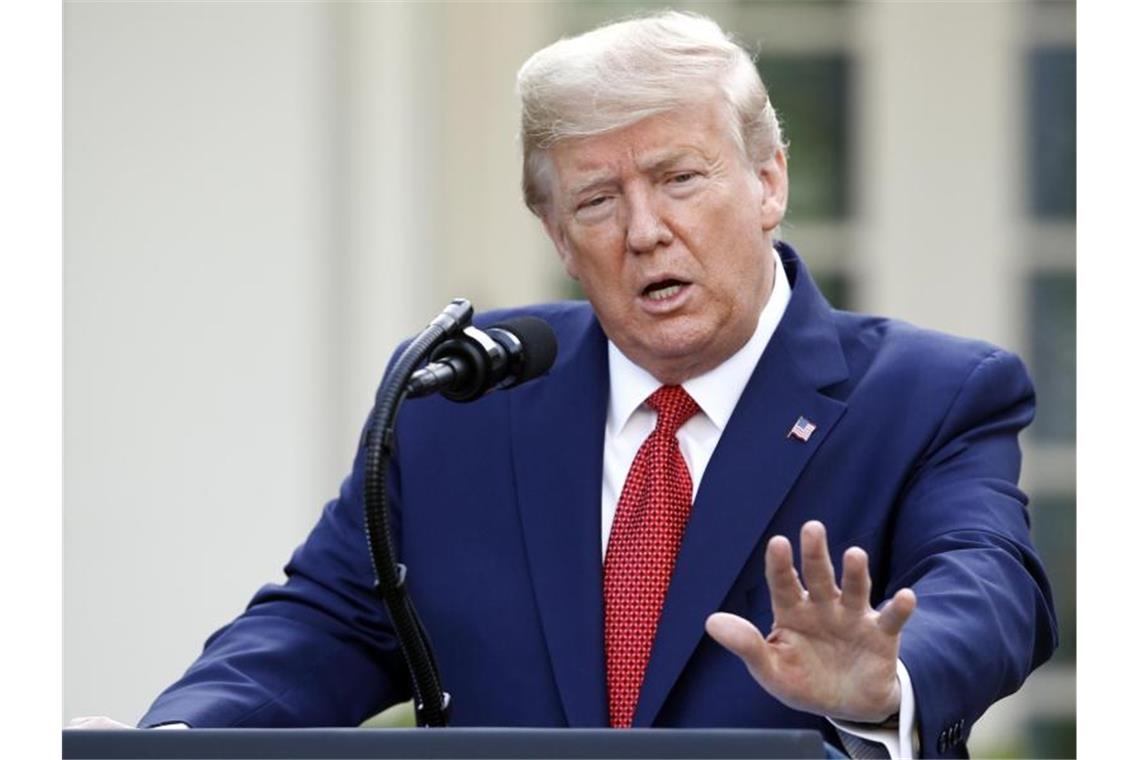 Trump bereitet USA auf dramatische Todeszahlen vor Trump kündigt an, dass bis zum 30. März geltende Richtlinien zur sozialen Distanzierung bis zum 30. April gelten sollen. Foto: Patrick Semansky/AP/dpa
