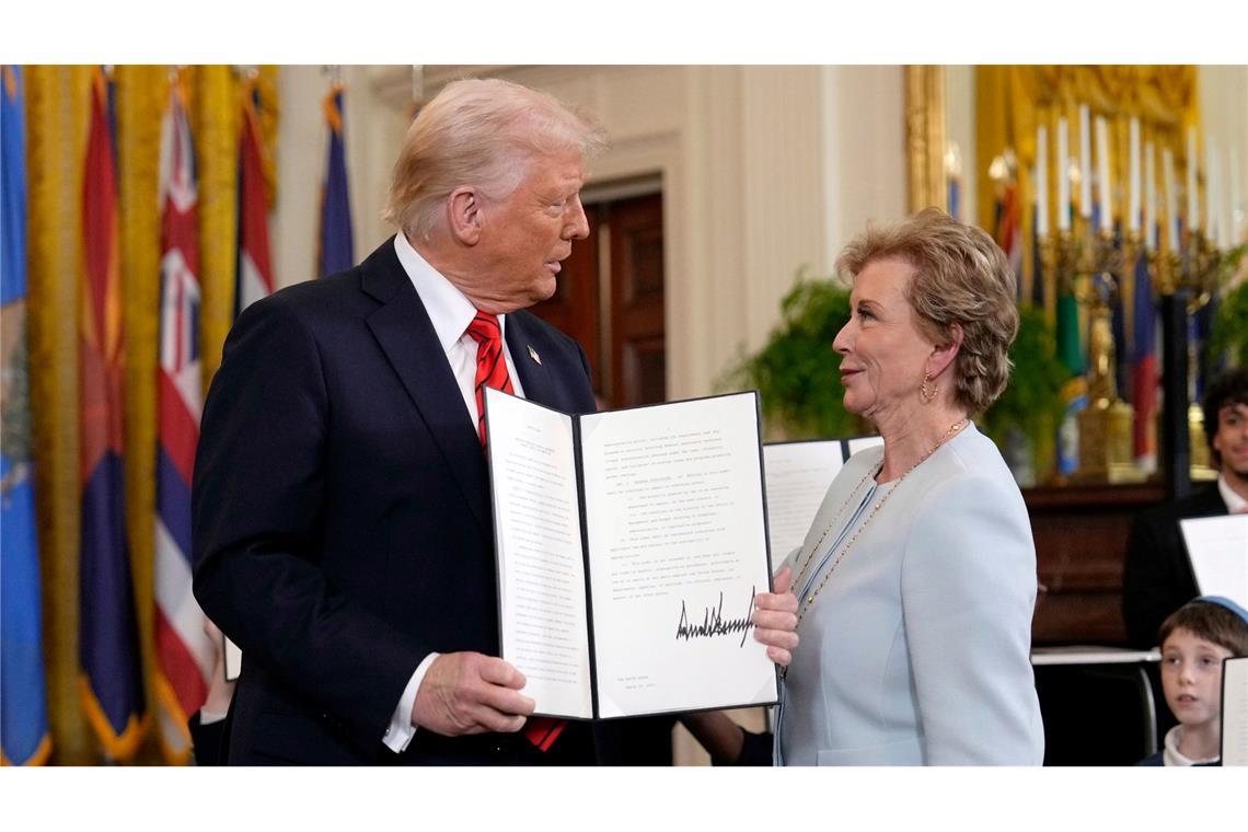 Trump mit Bildungsministerin McMahon - die sich nach seinem Willen selbst abschaffen soll.