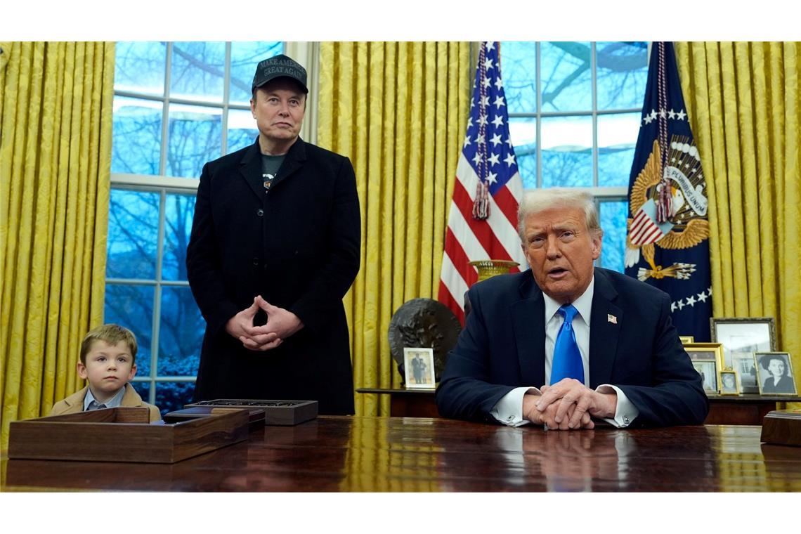Atemlos durch die Welt - Trumps Methode der Nachrichtenflut Trump mit Elon Musk und dessen Sohn X Æ A-Xii im Oval Office des Weißen Hauses.