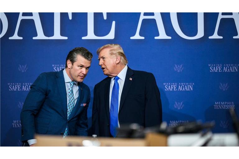 Trump (rechts) und sein Kriegsminister Hegseth versuchen den Spagat zwischen Drohungen und Diplomatie.