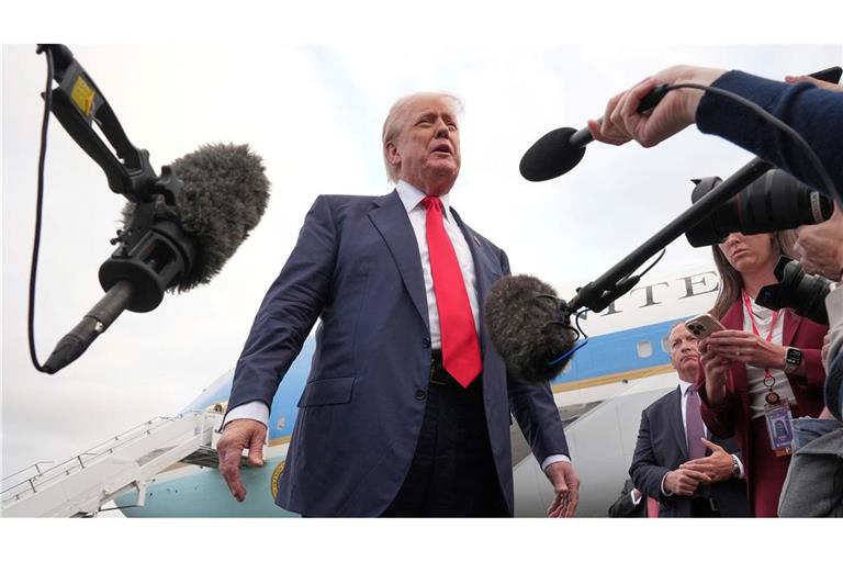 Trump schaltet sich aus Schottland in den Konflikt ein.