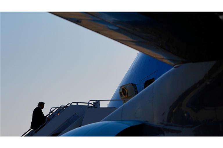 Trump startet die Reise zum Treffen mit Putin