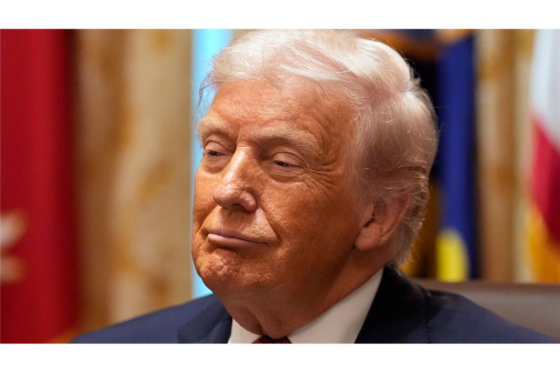 Trump stellt sich hinter seinen Verteidigungsminister Hegseth.