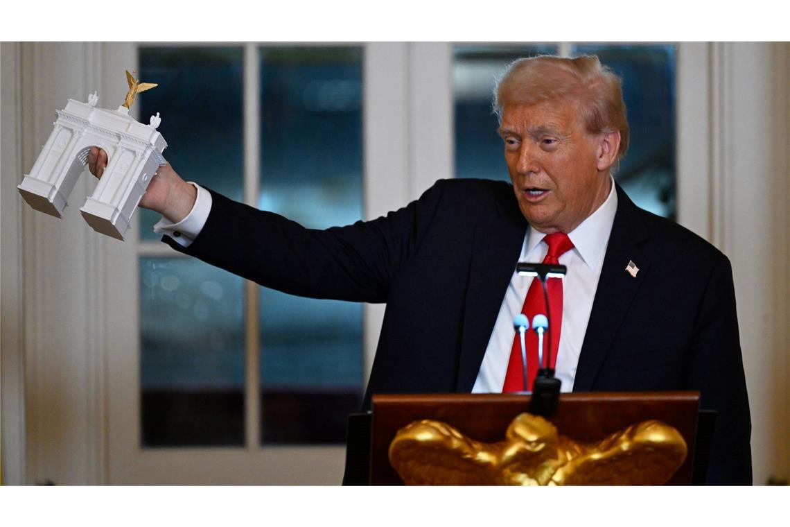 Trump stellte bei einem Spendendinner ein Modell für einen Triumphbogen in der US-Hauptstadt Washington vor.